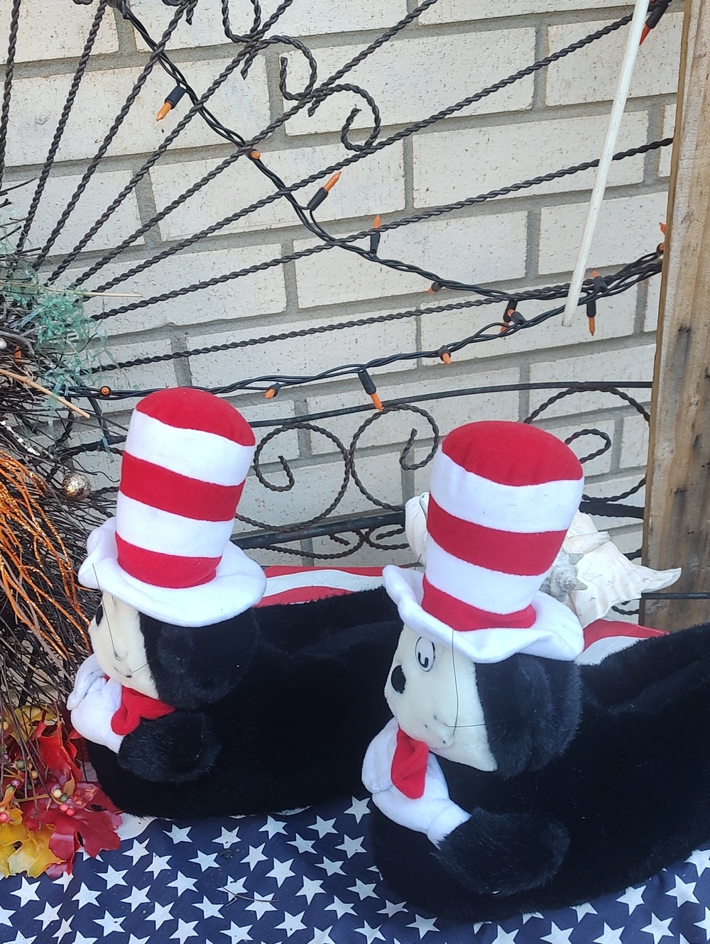 Dr. Seuss Cat in the Hat Plush Slippers - Red, White & Black Size 7/8 1/2 - Picture 4 of 9